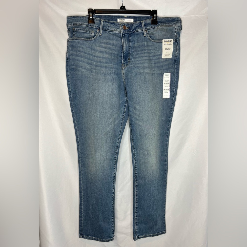 Levi’s Signature Gold Totally Shaping High-Rise Straight Light Wash Jeans 18M